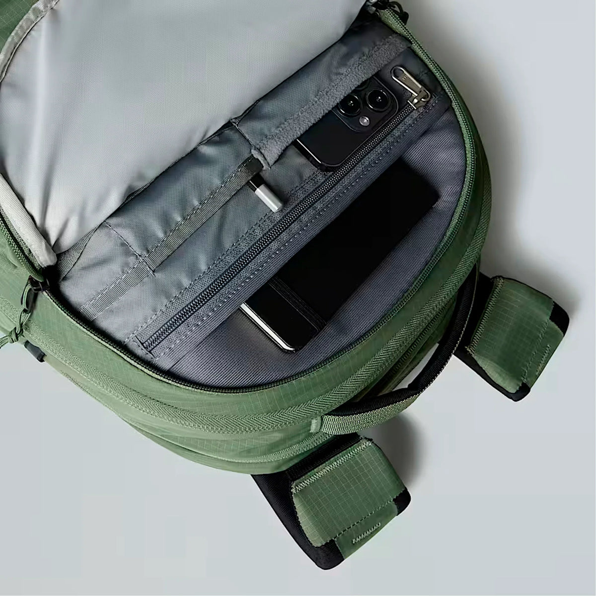 The North Face - Borealis Rygsæk 28L // Bark Mist/ Sort fra The North Face - billede nr. 3 hos GrejFreak.dk